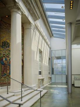 A canted skylight connects the roof of the original museum building to the lower roof of the south addition in the winter garden. Unlike the central skylight, these panels are clear glass, allowing sunlight to wash across the 1929 fa?ade.
