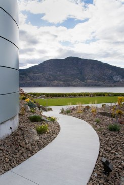 Painte+Rock+Estate+Winery+Tasting+Room+is+clad+in+Alucobond(R)+ACM+to+reflect+lakeside+setting.