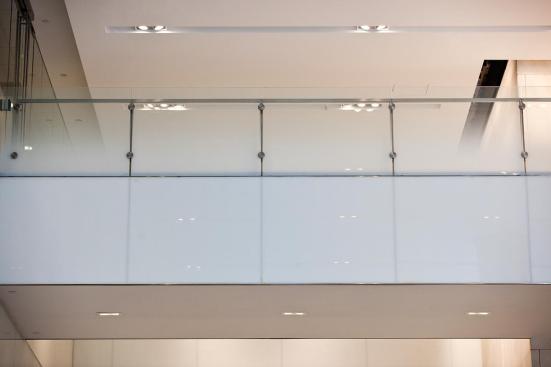 Railing infill in ViviGraphix Gradiance glass with Dot Mini Fade interlayer and Standard finish; wall in ViviChrome Chromis glass, Reflect configuration with White interlayer and Standard finish at HSBC Bank, New York, New York