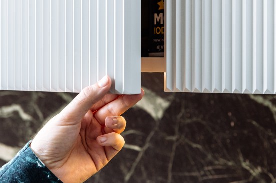 In the kitchen, corrugated cabinet doors become a seamless volume.