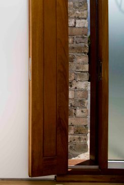 Hidden ventilation detail in meeting room