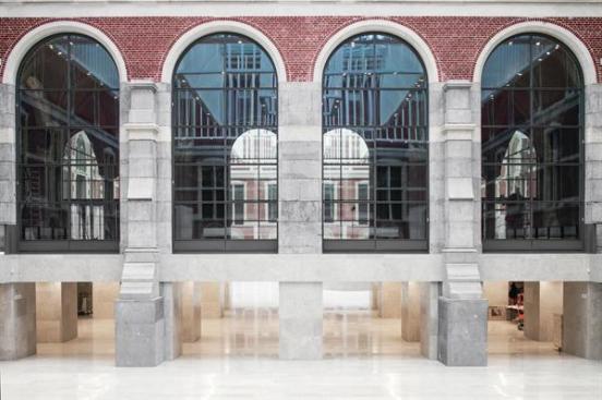 Underneath+the+restored+Passageway%2c+a+starkly+modern+throughway+connects+the+two+courtyards.