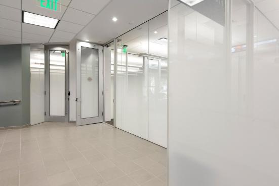 Partition wall in ViviGraphix Gradiance glass with Scatter interlayer and Standard finish at Florida International University - Ryder School of Business, Media Labs, Miami, Florida