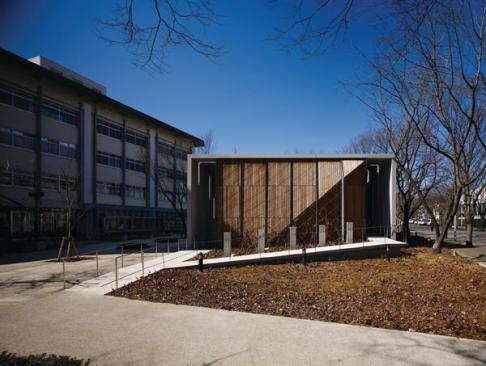 On+the+north+end+of+the+building%2c+the+delicacy+of+the+Ukiyo-e+prints+being+displayed+within+prevented+the+use+of+glass.+Here%2c+wood+panels%2c+covered+with+trellises+that+will+host+climbing+vines%2c+contrast+with+the+concrete.