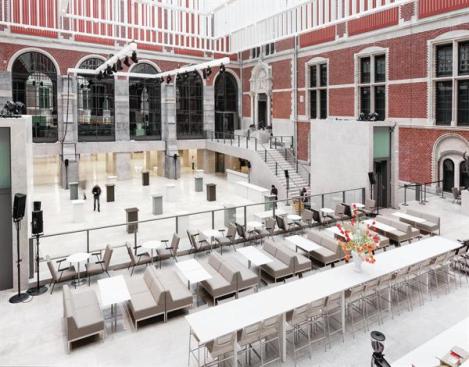 A+caf%c3%a9+overlooks+open+exhibition+space+in+the+eastern+courtyard.+
