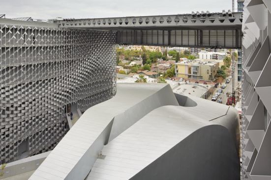 At 10 stories tall, the building is considered a high-rise in Los Angeles, where building codes require emergency helicopter access on structures taller than 75 feet. So the project team integrated a helipad into the design. The robust superstructure bridges the two dorm slabs and doubles as a lighting grid for outdoor performances in the second-floor courtyard and in the amphitheater. 