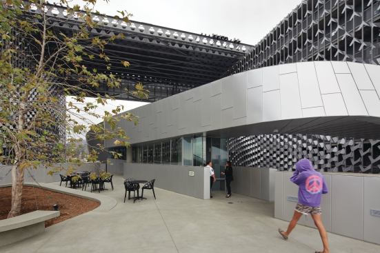 The design embraces the Southern California climate with two large piazza-like spaces and integrates performance-quality lighting and audio equipment. The third-floor terrace, adjacent to a communal kitchen and dining room, is dedicated to the resident students. It features barbecue grills and outdoor dining furniture.