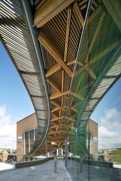 Weathered, green-oak slats give the sun
screen along the outer rim a feathery, natural look. The slats tie in to
steel T-sections welded onto a 7.5-inch-diameter perimeter tube.