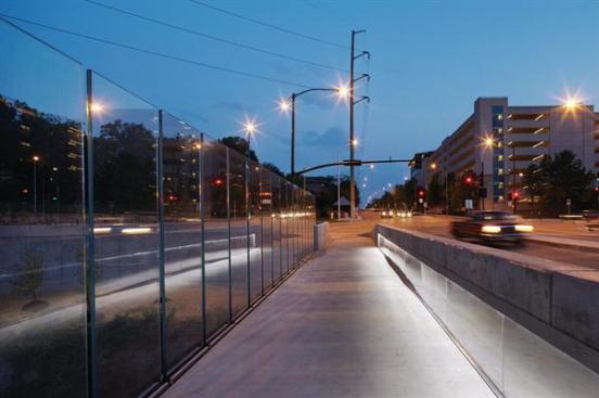 Lighting+is+integrated+into+the+structure+forthe+pedestrian+walkway.