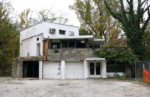 The studio after the additions were demolished. The original studio was oriented to maximize northern light and capitalize on views of Mill Creek, while the garage was oriented toward an existing barn. This interplay of orientations gave the studio its unique geometry.