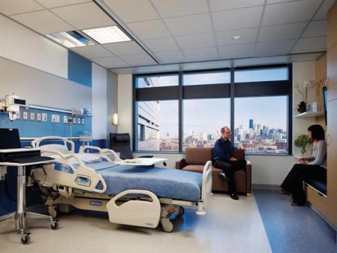 Inside+the+star-shaped+tower%2c+patient+rooms+outfitted+with+furniture+from+Herman+Miller+Healthcare+are+located+around+the+perimeter+to+maximize+natural+daylight+and+views.