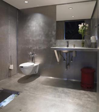 By day, the floors river light projects watery reflections throughout the room.