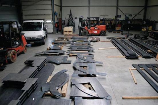 A+team+of+two+to+three+people+needed+one+week+to+organize+the+33+tons+of+Cor-Ten+steel+pieces+by+their+layer+number.