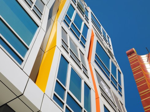 Finished by Linetec in a Snow White color, Winco Windows’ products provide a neutral contrast to the multicolored, modern exterior. Along with defining Vida’s rhythmic appearance, the window systems assist the building in surpassing CALGreen code’s modern performance.