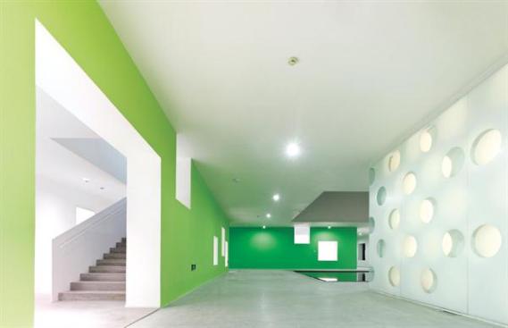 Color+is+introduced+to+the+interior+primarily+through+vivid+walls+that+are+coated+in+Dulux+paint.+The+internal+hallways+feature+self-leveling+concrete+floors.