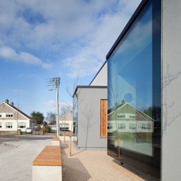The+area+between+the+road+and+the+oriel+windows+is+landscaped+to+provide+a+buffer+zone+with+seating