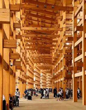 The Grand Ring is constructed using a fusion of modern construction methods and traditional Nuki joints, such as those used in the construction of Japanese shrines and temples. It serves as the main route of visitor traffic around the Expo site, and offers visitors a comfortable space sheltered from the wind, rain, and sunlight.