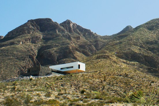 With its lower volume clad in local basalt and granite, the white stucco upper volume of Franklin Mountain House seems to float beside its rocky setting overlooking the city of El Paso.