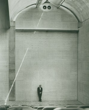 Kahn in the Kimbell Art Museum auditorium in 1972