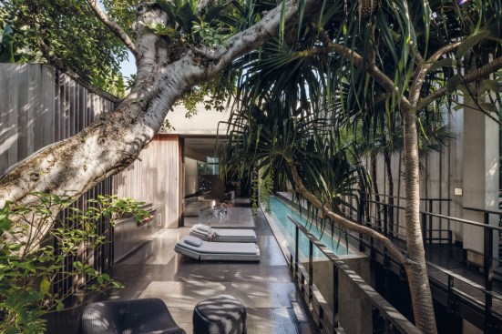 The elevated Prairie House in Miami Beach, Fla., by Rene Gonzalez Architects. Photo by Michael Stavaridis.