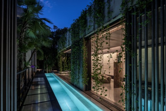 The elevated Prairie House in Miami Beach, Fla., by Rene Gonzalez Architects. Photo by Michael Stavaridis.
