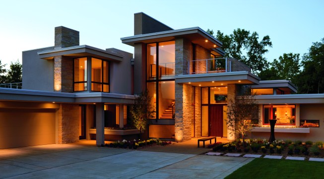 The main feature of this contemporary residential home is clear: its windows. The large amount of windows allow the passerby to appreciate the expertly arranged interior -- allowing the interior and exterior of the home to intermingle.