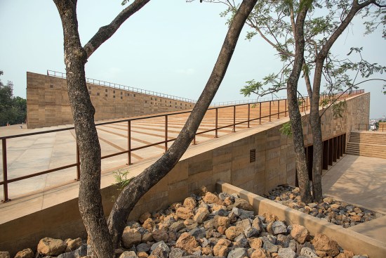 For the 2017 Teopanzolco Cultural Center in Cuernavaca, Mexico, the team of Productora and Isaac Broid were challenged to both enhance the surrounding archaeological site and create ample public space. The resulting complex comprises a rectangular volume that serves as a viewing area for the ruins and a triangular esplanade roof that minimizes the structure’s visual impact.