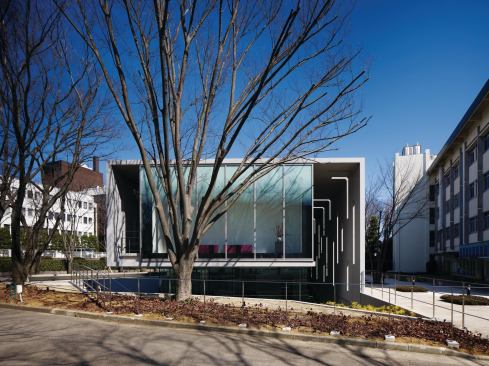 The Mizuta Museum of Art houses a collection of Ukiyo-e prints. The Japanese term translates as “pictures of the floating world,” and it provided the central theme for Studio SUMO’s design: Gallery volumes appear to float within a concrete wrapper. 