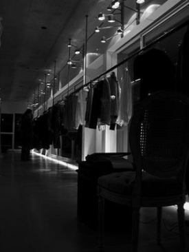 For Beirut clothing boutique milia m, PSLab combined T5 fluorescent strips and halogen fixtures to reinforce the linearity of the space, as well as accent the textures of the merchandise. 