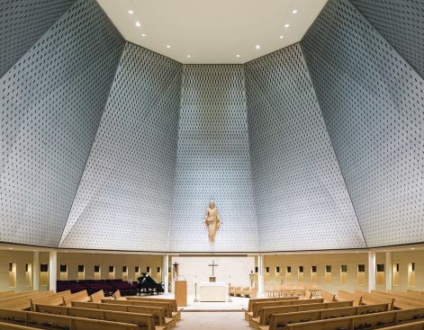 At night, 3000K ceramic metal halide PAR30 wallwashers, mounted in the void of the double wall, and recessed CFL fixtures affixed to the skylight replicate the feel of daylighting by backlighting the screens.
