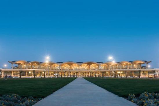 An elevated roadway fronts the airport’s three-story, 85-foot-high façade, with passenger pick up on 

the lower level and drop off on the upper. The vaulted ceiling of the departures hall is clearly visible through 

the glazing that encloses the structure.