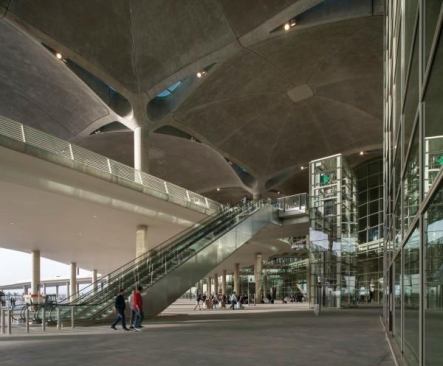 Deep overhangs of the vaulted, concrete roof structure shade the glazed curtainwall that wraps the passenger drop-off and pick-up areas. This shading, combined with the thermal mass of the concrete structure, radically reduces energy loads for the building. “The precast concrete roof shells sit on precast X-beams and column heads, which rest on in-situ concrete columns,” Parr explains.