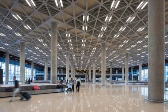 The double-height baggage claim area, which features six carousels, is located on the ground floor. The space serves the airport’s current 3 million passengers annually, but it can accommodate the planned six-percent growth per year that will result in a capacity of 12.8 million passengers by 2030.