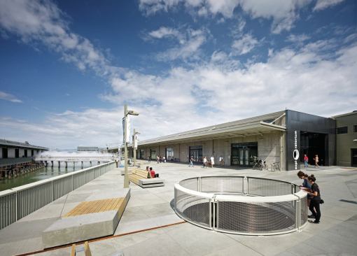 A new public plaza between the museum on Pier 15 and neighboring Pier 17 is filled with outdoor exhibits, including a fog bridge.