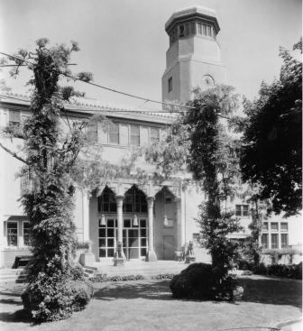A vintage photograph records the grandeur of Laurelton Hall's special effects, including a four-column loggia decorated with colored glass and pottery capitals in the form of flowers.