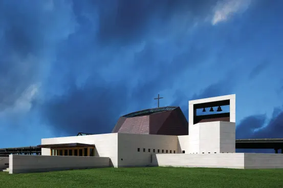 The St. Katharine Drexel Chapel at Xavier University—named after the school’s founder—breaks away from traditional churches both in style and in lighting approach. 