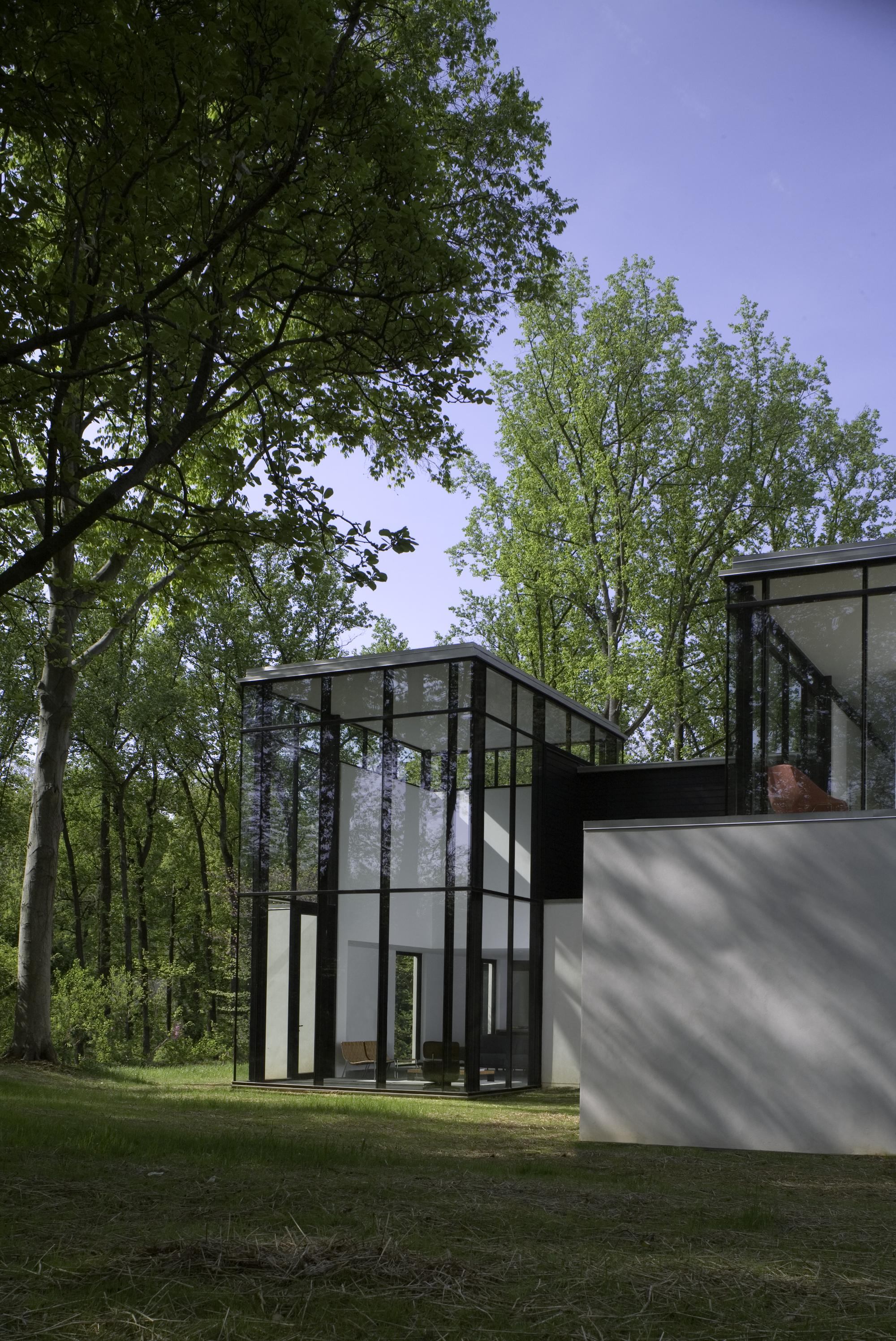 The glass volumes are oriented toward the North light, and lush tree coverage prevents heat gain.

