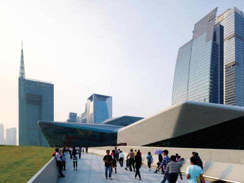Hadid created several approach paths in an effort to connect the site to the city and allow multiple points of entry. 